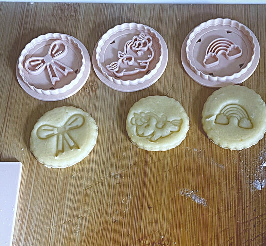 Kit Féerique : emporte-pièces licorne, nœud et arc-en-ciel avec leurs biscuits