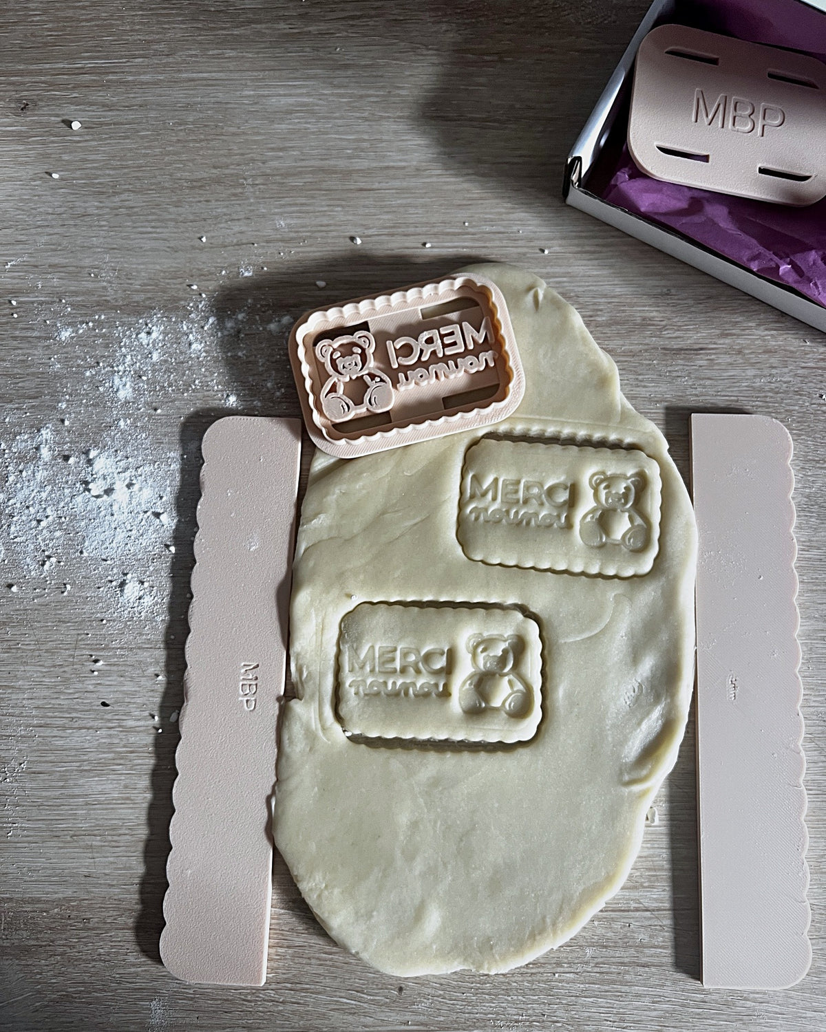 Pâte étalée entre les règles 4 mm, biscuits Merci nounou