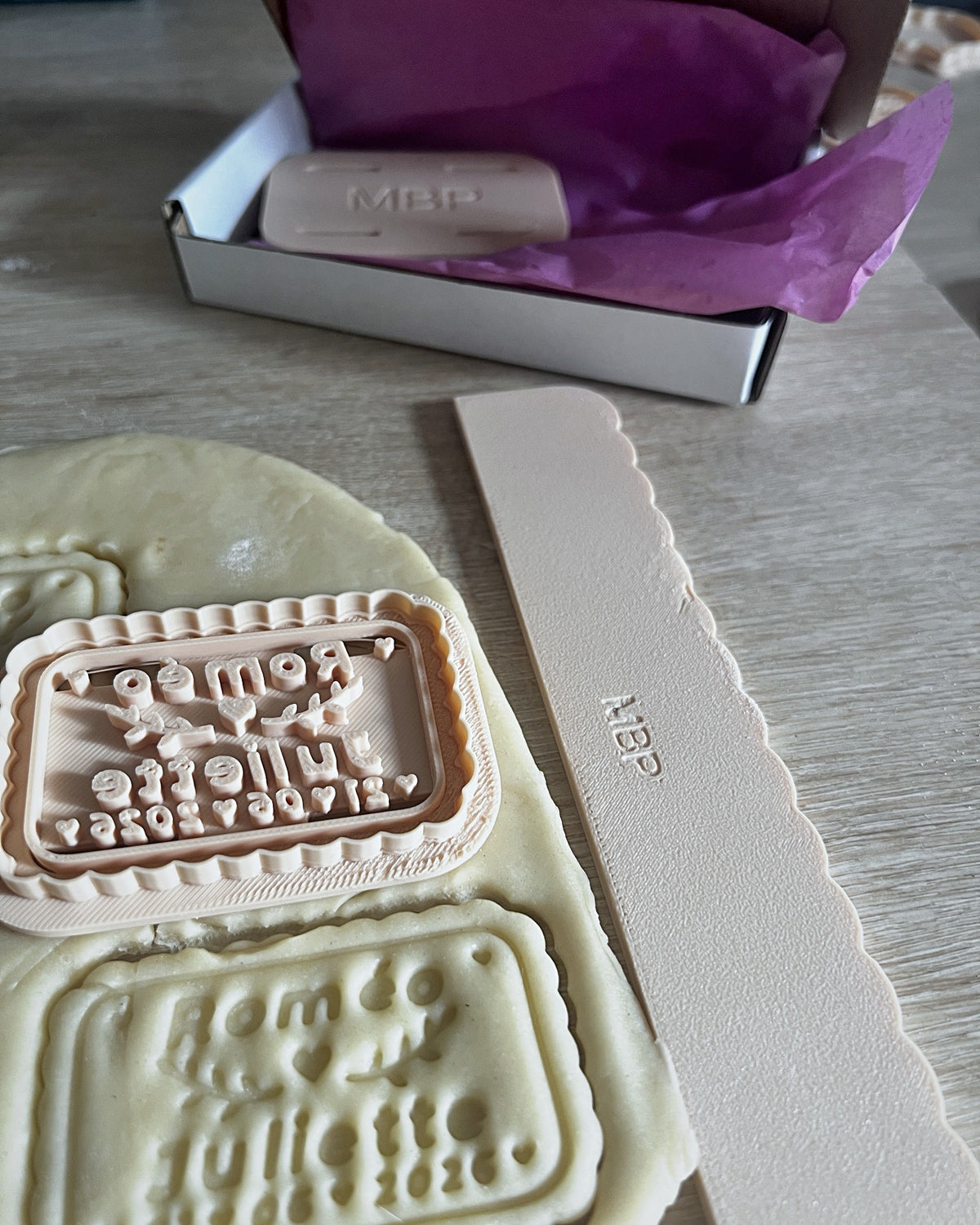 Règle d'épaisseur 4 mm et biscuit personnalisé prénoms et date