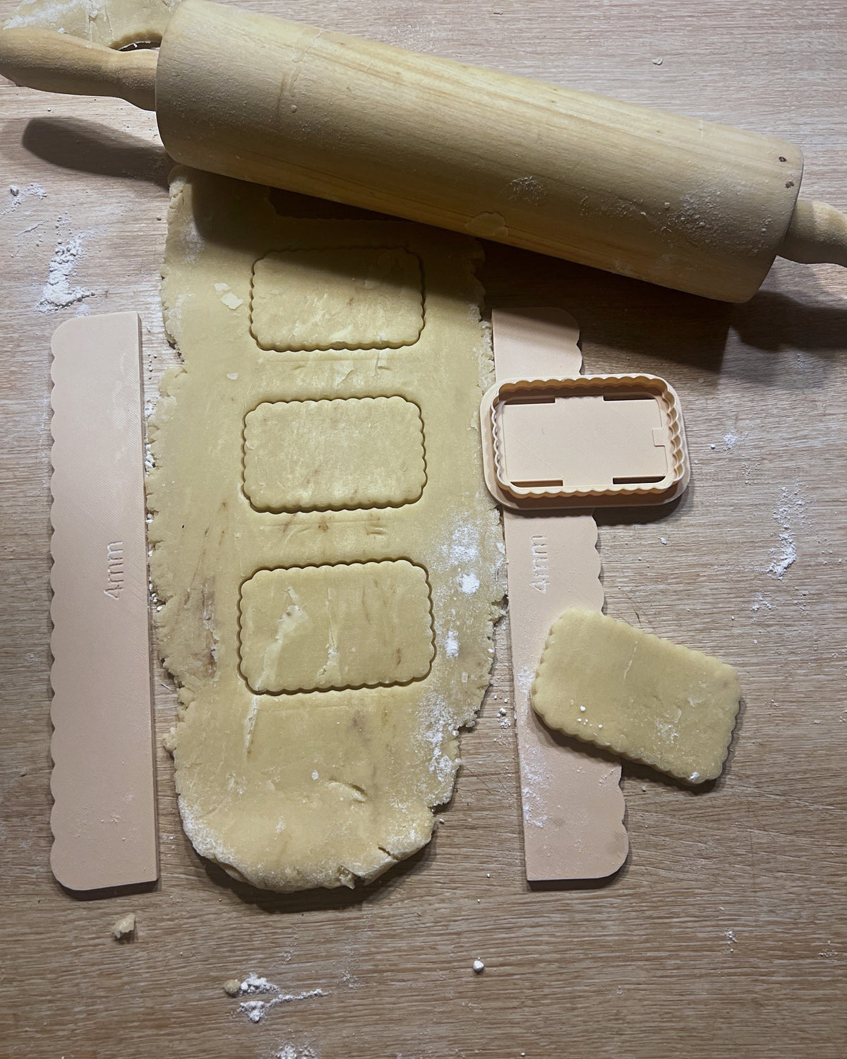 Biscuits rectangles découpés dans une pâte de 4 mm entre les règles