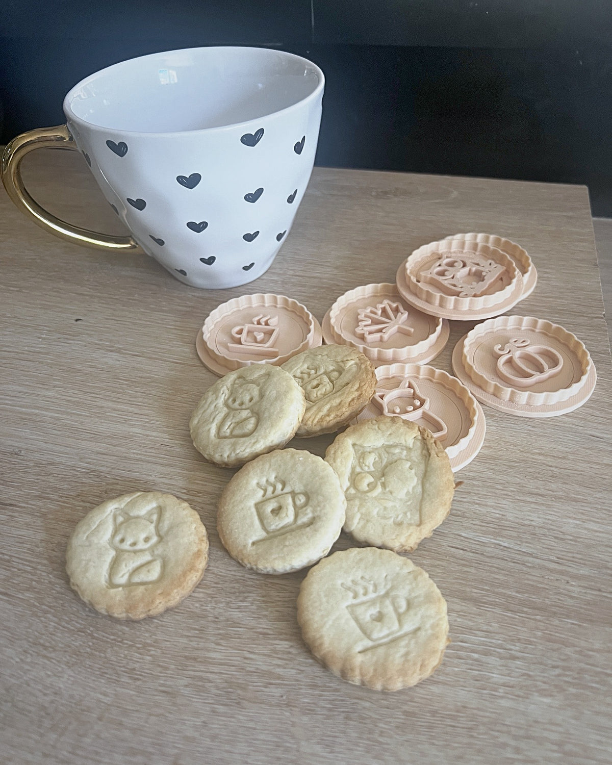 Sablés cuits feuille, citrouille et tasse de café avec une tasse à cœurs
