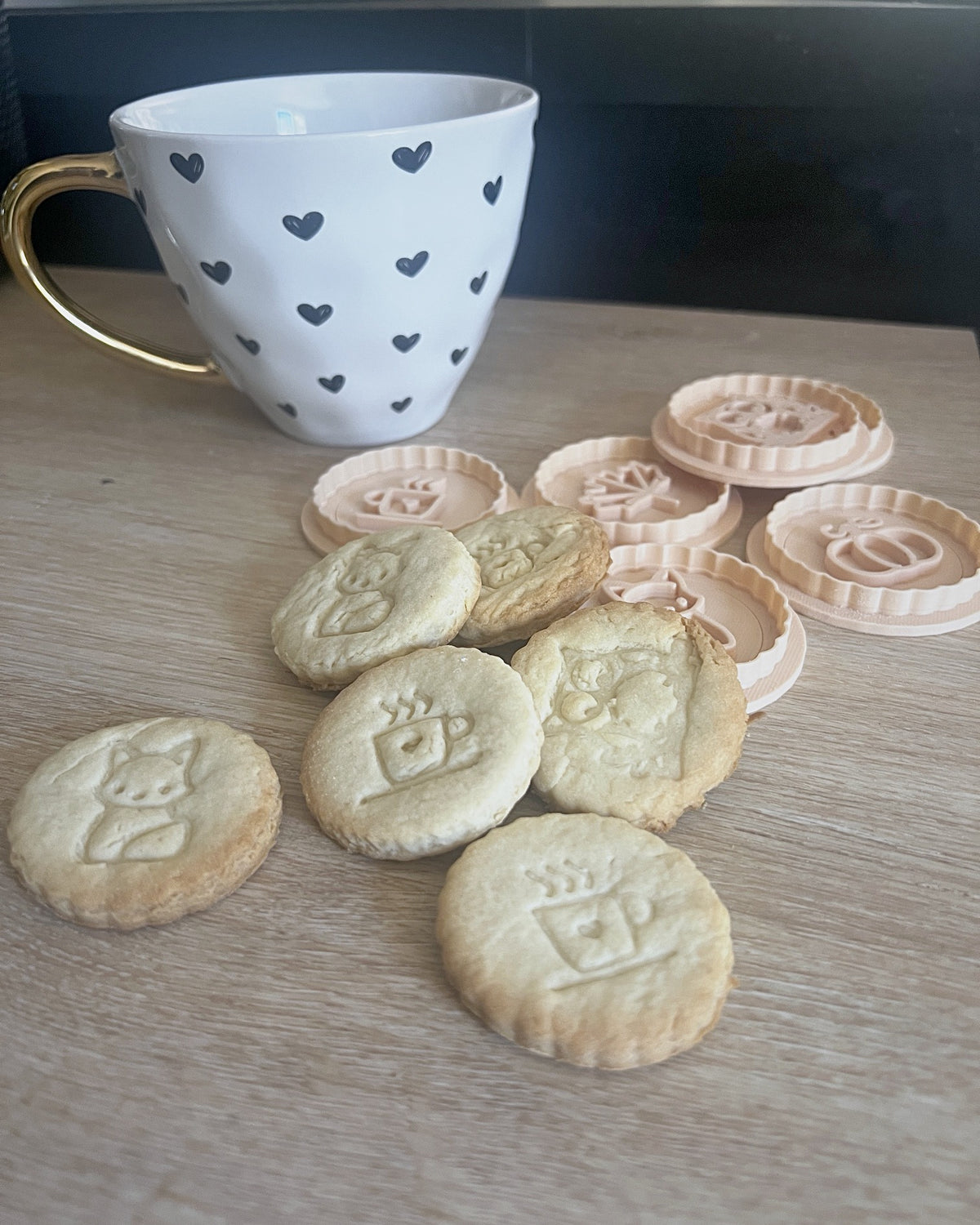 Biscuits d'automne cuits et emporte-pièces MBP