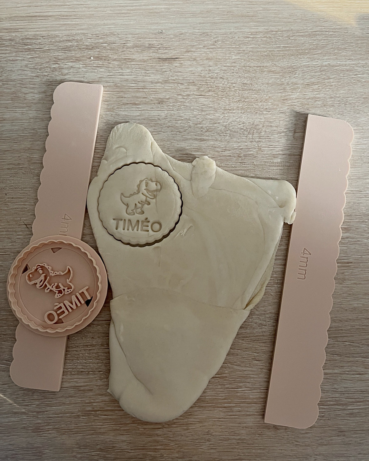 Biscuit Timéo découpé dans la pâte entre les règles 4 mm