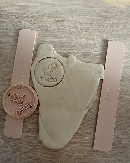 Biscuit Timéo découpé dans la pâte entre les règles 4 mm