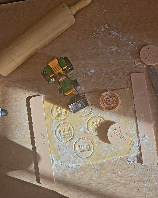 Collection Engins : emporte-pièces tracteur, tractopelle et camion toupie avec leurs biscuits