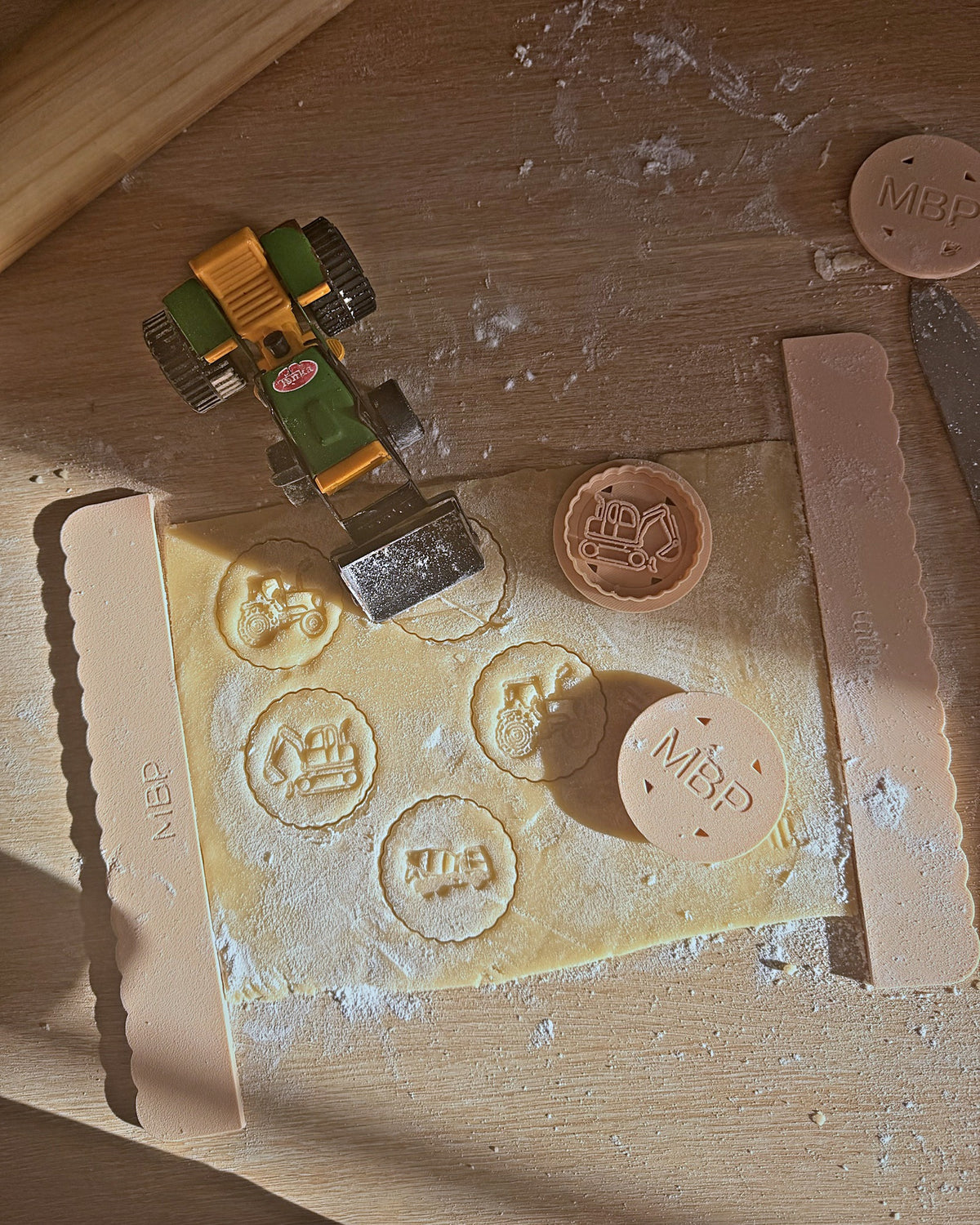 Biscuits engins de chantier découpés dans la pâte sablée