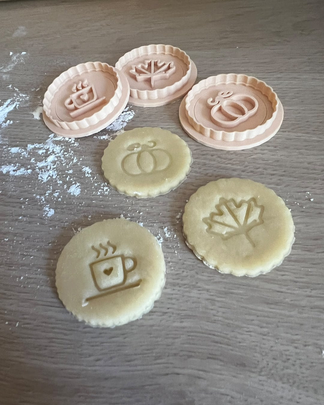 Biscuits crus découpés à l'emporte-pièce citrouille, tasse et feuille