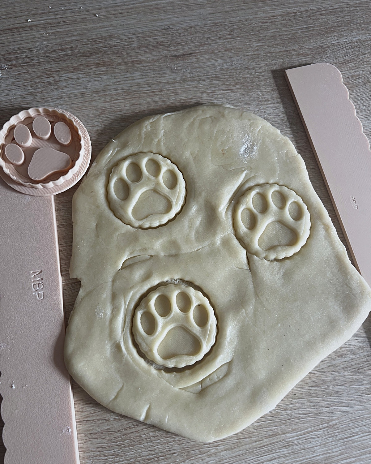 Règles d'épaisseur 4 mm MBP de part et d'autre de la pâte, biscuits patte de chien