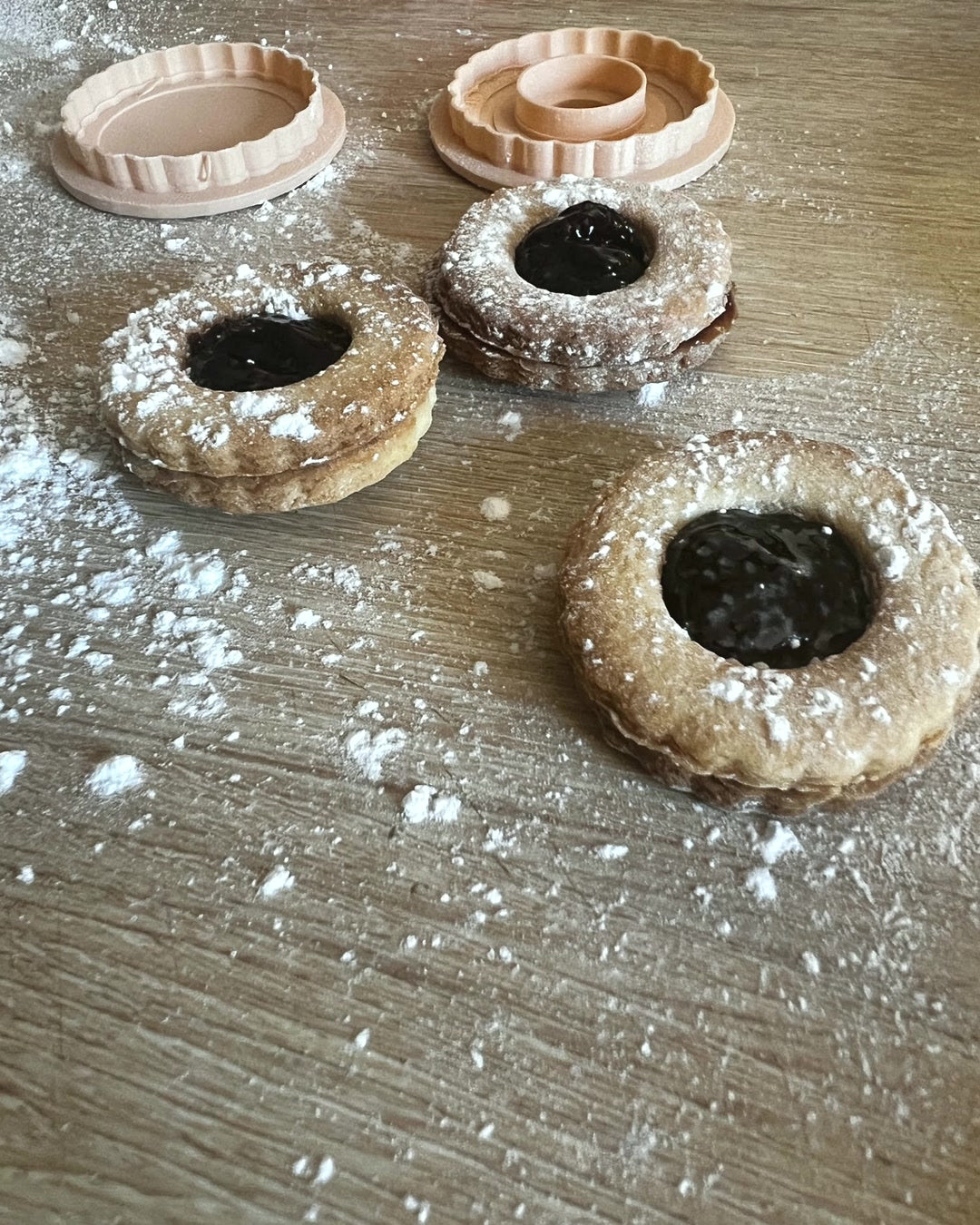 Biscuits ronds fourrés à la confiture et sucre glace, avec l'emporte-pièce duo MBP