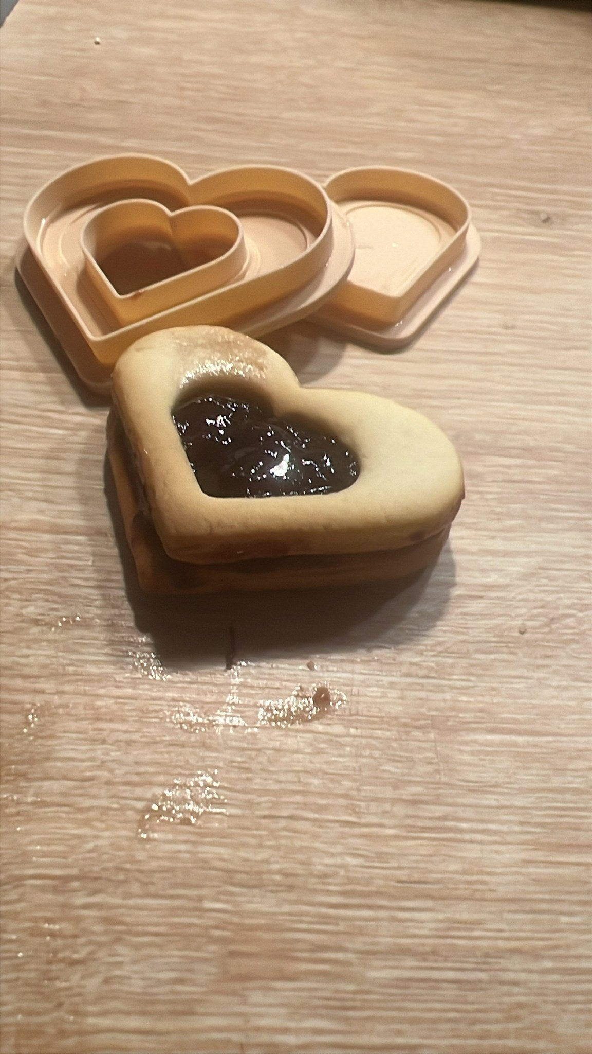 Biscuit fourré cœur à la confiture et ses emporte-pièces – photo réelle