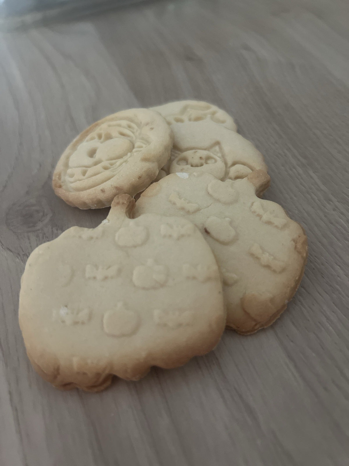 Biscuits Halloween imprimés au rouleau citrouilles et chauves-souris – photo réelle